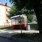 Przystanek autobusowy - w tle blok mieszkalny