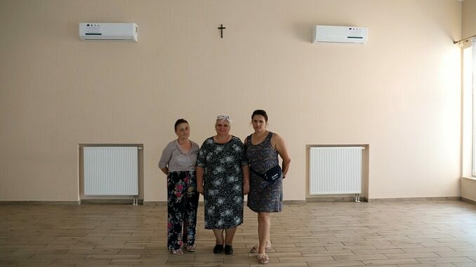 Trzy kobiety pod klimatyzatorem