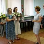 dyrektorzy wręczaja kwiaty przedstawicielom Urzędu Gminy