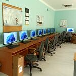 Sala komputerowa z ustawionymi laptopami