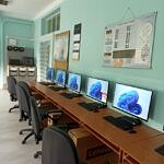 Sala komputerowa z ustawionymi laptopami