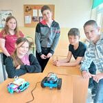 pojazd-robot skonstruowany przez uczniów i uczniowie