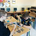 Uczniowie podczas konstruowania
