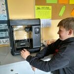 chłopiec przy drukarce 3D