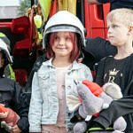 dzieci w strażackich hełmach