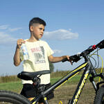 Dzieci podczas pikniku - chłopiec przy rowerze