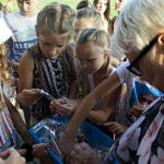 Dzieci podczas pikniku - wybieranie nagród