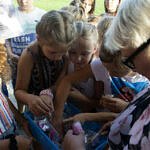 Dzieci podczas pikniku - wybieranie nagród