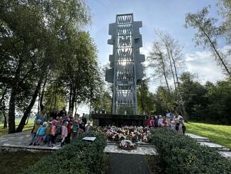 przedszkolaki przy pomniku na Górach Borowskich