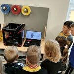Uczniowie przy drukrce 3D