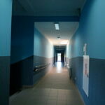 Odmalowany korytarz szkolny