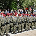 Żołnierze w czerwonych beretach stoją w rzędzie