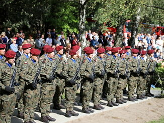 Żołnierze w czerwonych beretach stoją w rzędzie