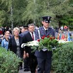 Delegacja gminy Wola Krzysztoporska składa kwiaty - wieniec niesie żołnierz