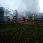 strażacy przy gaszeniu pożaru
