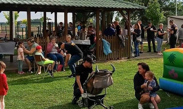 Mieszkańcy podczas pikniku w Krzyżanowie
