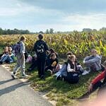 uczestnicy rajdu odpoczywają przy polu kukurydzy