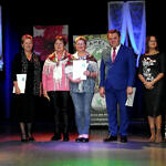 Nagradzane kobiety - przedstawicielki KGW - na scenie z wójtem i gośćmi