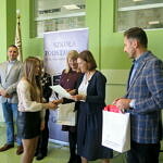 członkowie komisji, dyrektor szkoły i wicewójt gminy wręczają nagrody i wyróżnienia uczestnikom konkursu
