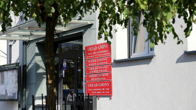Tablice informacyjne na budynku Urzędu Gminy w Woli Krzysztoporskiej
