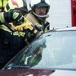 Strażacy - pokaz, wyciąganie poszkodowanego z samochodu