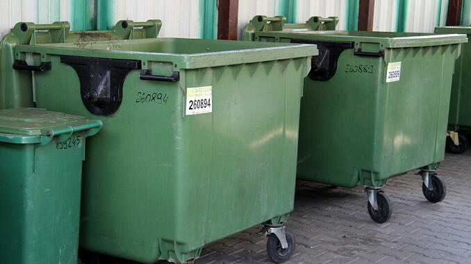 zielone kontenery na śmieci