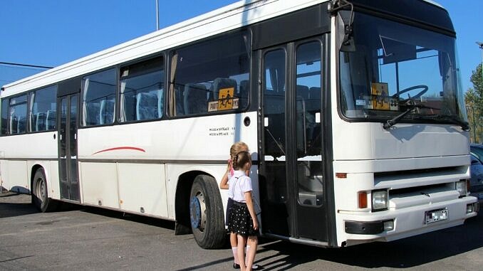 Autobus, a przy nim dzieci