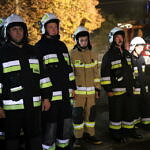 Mieszkańcy i strażacy w oczekiwaniu na przyjazd nowego wozu