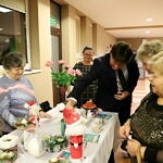 Chętni składają datki podczas akcji charytatywnej przy słołach z ozdobmi i ciastaami przygotowanymi przez koła z terenu gminy