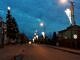 iluminacje świąteczne na słupach przy drodze