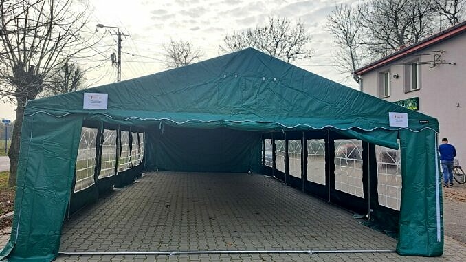 Zielony duży namiot imprezowy rozkładany przez mieszkańców Woźnik