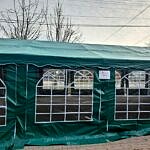 Zielony duży namiot imprezowy rozkładany przez mieszkańców Woźnik