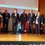 Nagrodzona grup wójtów na sceni; w tym wójt Woli Krzysztoporskiej Roman Drodek