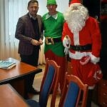 Mikołaj z brodą i Elf w zielonym stroju u zastępcy wójta Mieczysława Warszady
