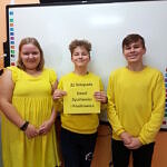 Dzień Życzliwości - uczniowie w żółtych strojach