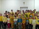 Dzień Życzliwości - uczniowie w żółtych strojach