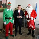 Mikołaj z brodą i Elf w zielonym stroju z wójtem gminy Romanem Drozdkiem