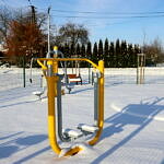 Plac zabaw z siłownią w zimowej scenerii