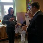 dyrektor Magdalena Ryżewska i wójt Roman Drozdek wręczają nagrody i dyplomy