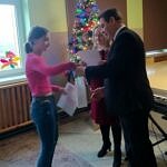 dyrektor Magdalena Ryżewska i wójt Roman Drozdek wręczają nagrody i dyplomy