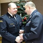 Przedstawiciel PSP M. Pietraszczyk i komendant Mirosław Jakubczyk dzielą się opłatkiem