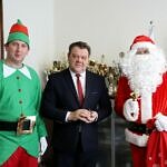 Mikołaj z brodą i Elf w zielonym stroju z wójtem gminy Romanem Drozdkiem