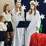 Przedstawienie jasełkowe - dzieci przebrane za postaci Świętej Rodziny - śpiewajce anioły