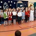 Przedstawienie jasełkowe - dzieci przebrane za postaci Świętej Rodziny - przedszkolaki śpiewają kolędę