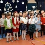 Przedszkolaki śpiewaja kolędę