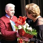 Józef Stępień - "Zasłużony dla Gminy Wola Krzysztoporska 2022" otrzymuje kwiaty od przewodniczącej RG Młgorzaty Gniewaszewskiej