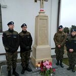 Uczniowie z Bujen porządkują obelisk powstańca w Bogdanowie