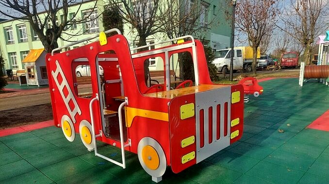 Czerwony samochodzik zabawka na placu zabaw
