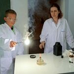 Uczniowie korzystaja z nowych pomocy - eksperymenty chemiczne