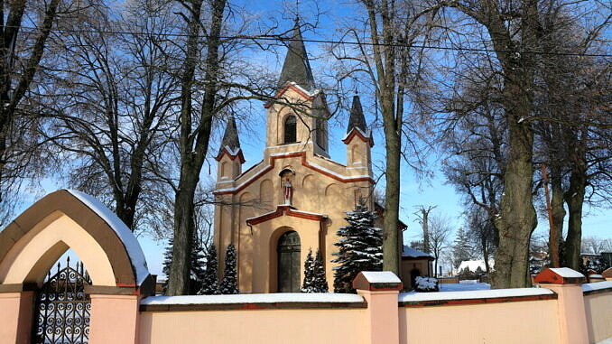 Zabytkowy kościół w Gomulinie